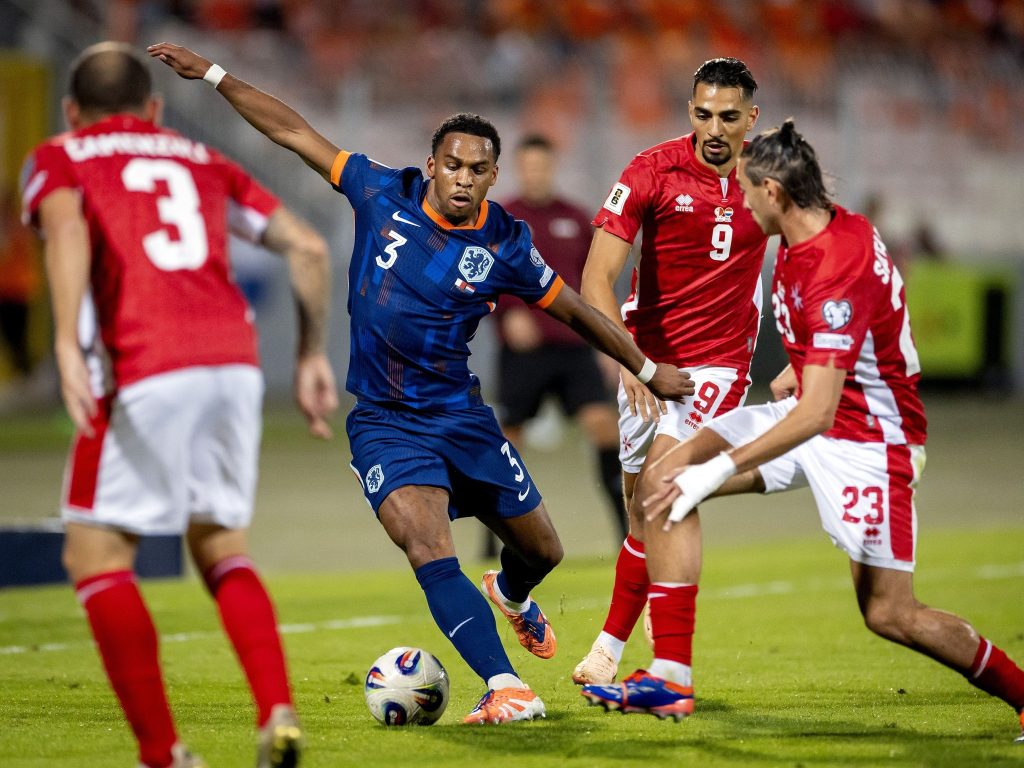 Jurrien Timber sẽ là lựa chọn số một trong cặp trung vệ với Van Dijk